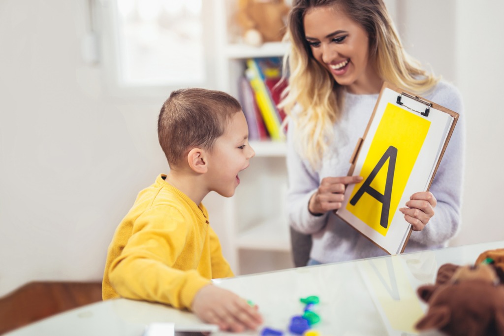 how can a speech therapist help a child